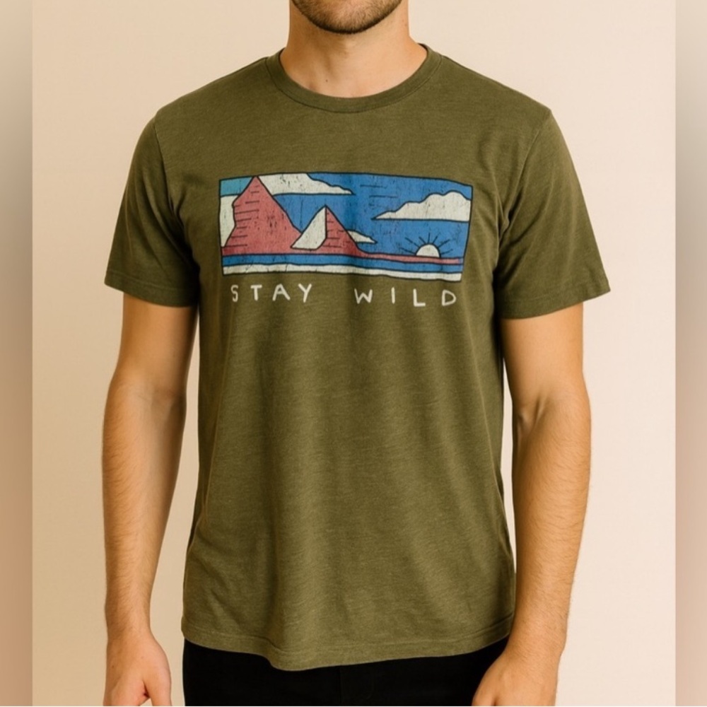State of Mine Stay Wild Graphic T-Shirt Green Mountains Tee Men’s Medium‎